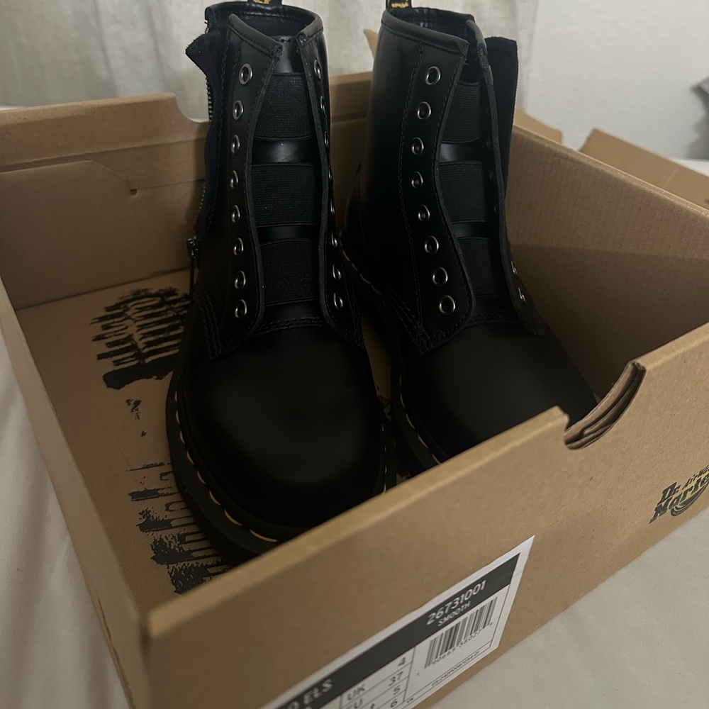 Dr Martes 1460 ELS (Size 6) but 7 can wear as well